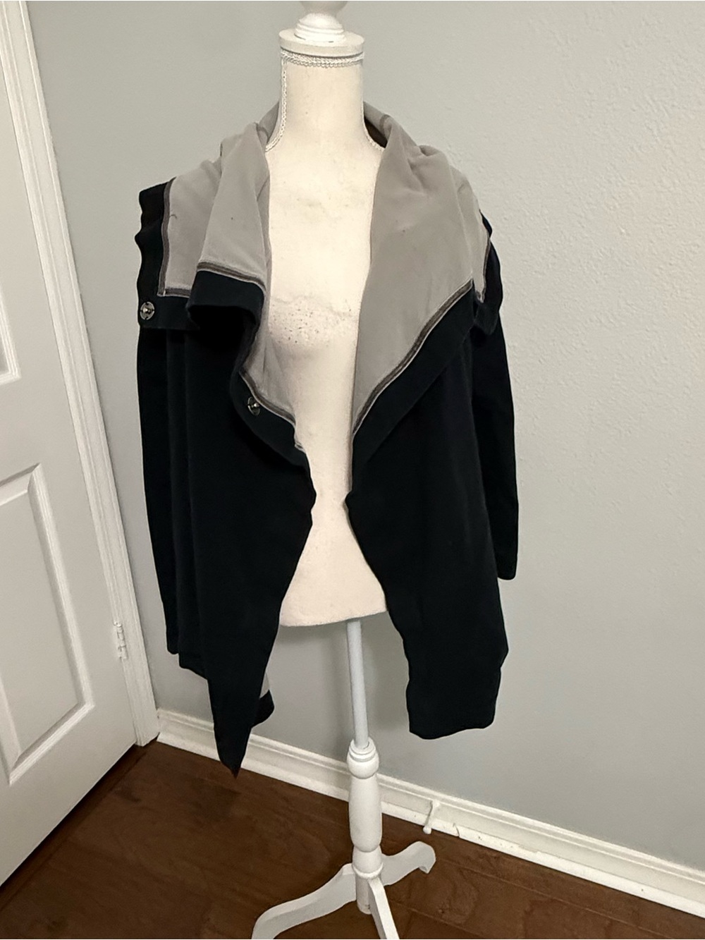 Lululemon Savasana Wrap Cardigan Black Grey‎ Hooded Snap Jacket Size 6